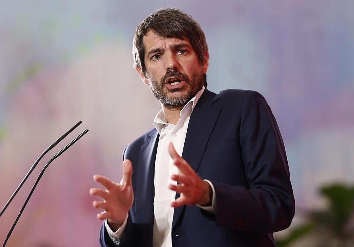 El ministro de Cultura y portavoz de Sumar, Ernest Urtasun, durante la rueda de prensa de este lunes.