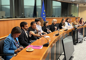 Las víctimas de la dana, con europarlamentarios españoles, este martes.