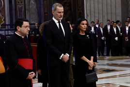 Los Reyes durante el funeral del papa Francisco