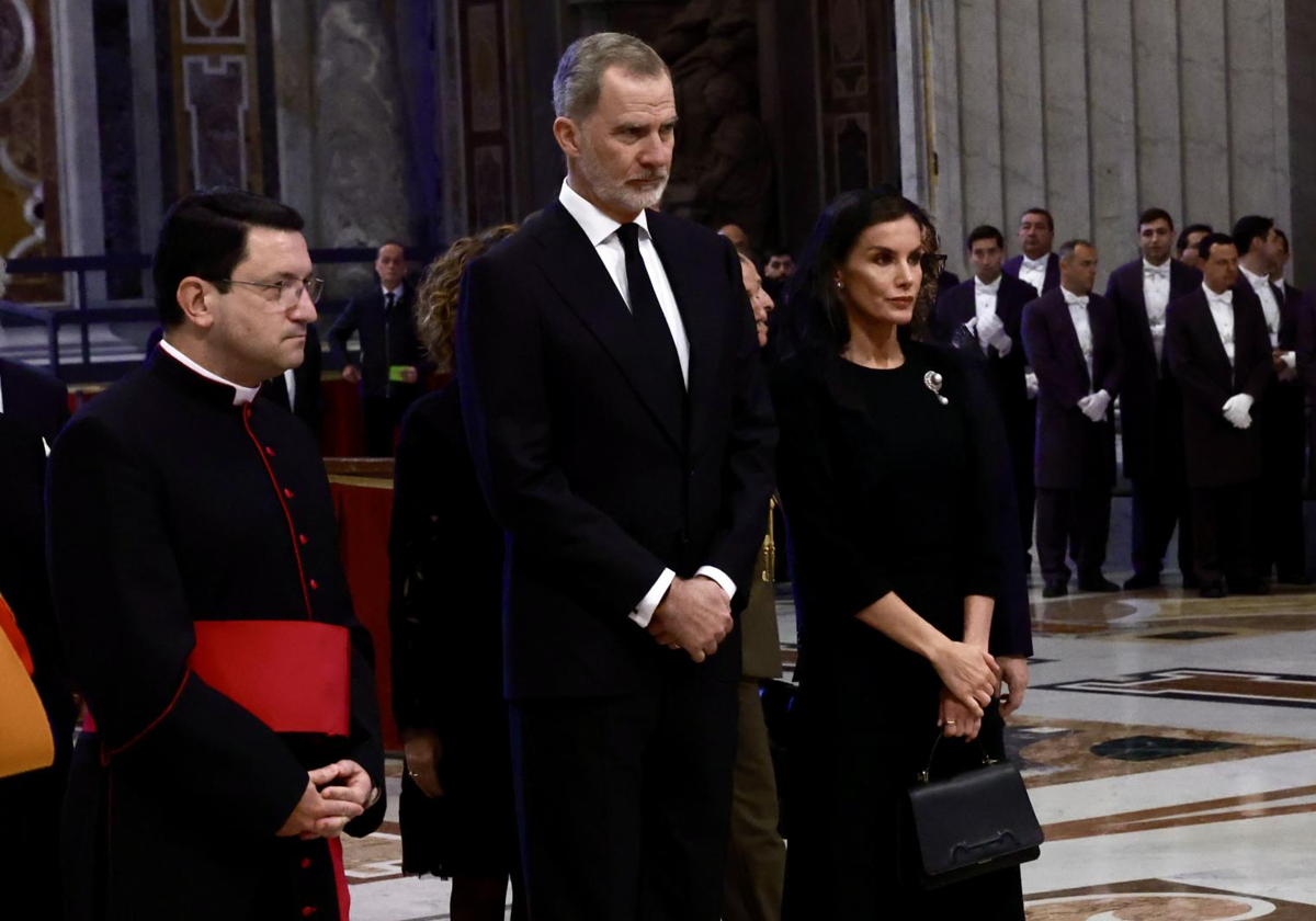 Los Reyes durante el funeral del papa Francisco
