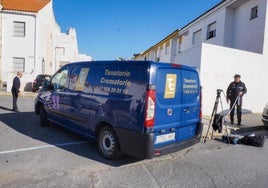 Un vehículo funerario, en la calle donde fue encontrada la mujer el pasado 24 de abril