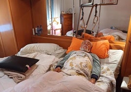 Miguel Ángel López Alonso, tumbado en la cama, en su domicilio de la calle Juan Alvargonzález de Gijón.