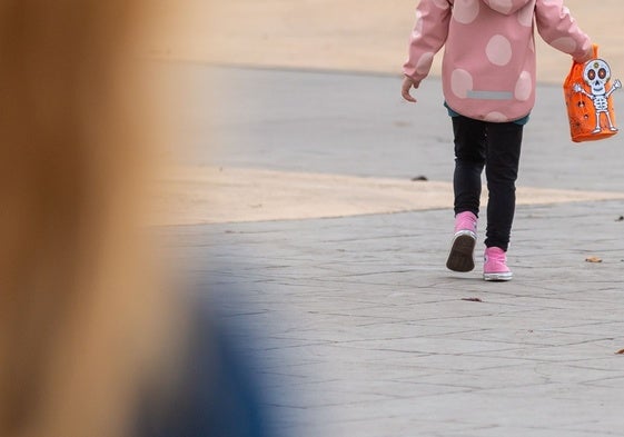 Una niña pasea por un parque de Lardero (La Rioja), donde un pederasta asesinó a un menor en 2021.