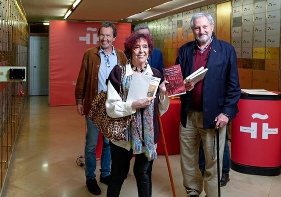 El crítico literario Jordi Gracia; la escritora Maruja Torres; el director del Cervantes, Luis García Montero; el escritor Eduardo Mendoza y el secretario de Estado de Cultura, Jordi Martí, en la Caja de las Letras.