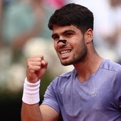 Carlos Alcaraz celebra un punto clave ante el ruso Karen Khachanov.