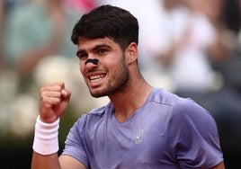 Carlos Alcaraz celebra un punto clave ante el ruso Karen Khachanov.