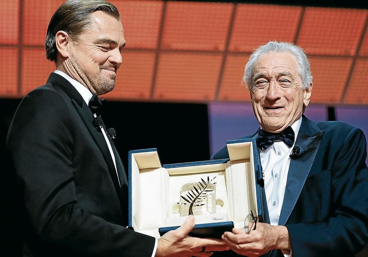 Robert de Niro (derecha) recoge este martes la Palma de Oro Honorífica de manos de Leonardo DiCaprio durante la ceremonia de apertura del Festival de Cannes.