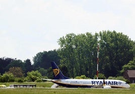 El avión de Ryanair en torno al que se ha establecido un perímetro de seguridad en el Aeropuerto de Bruselas Sur Charleroi por una amenaza de bomba.