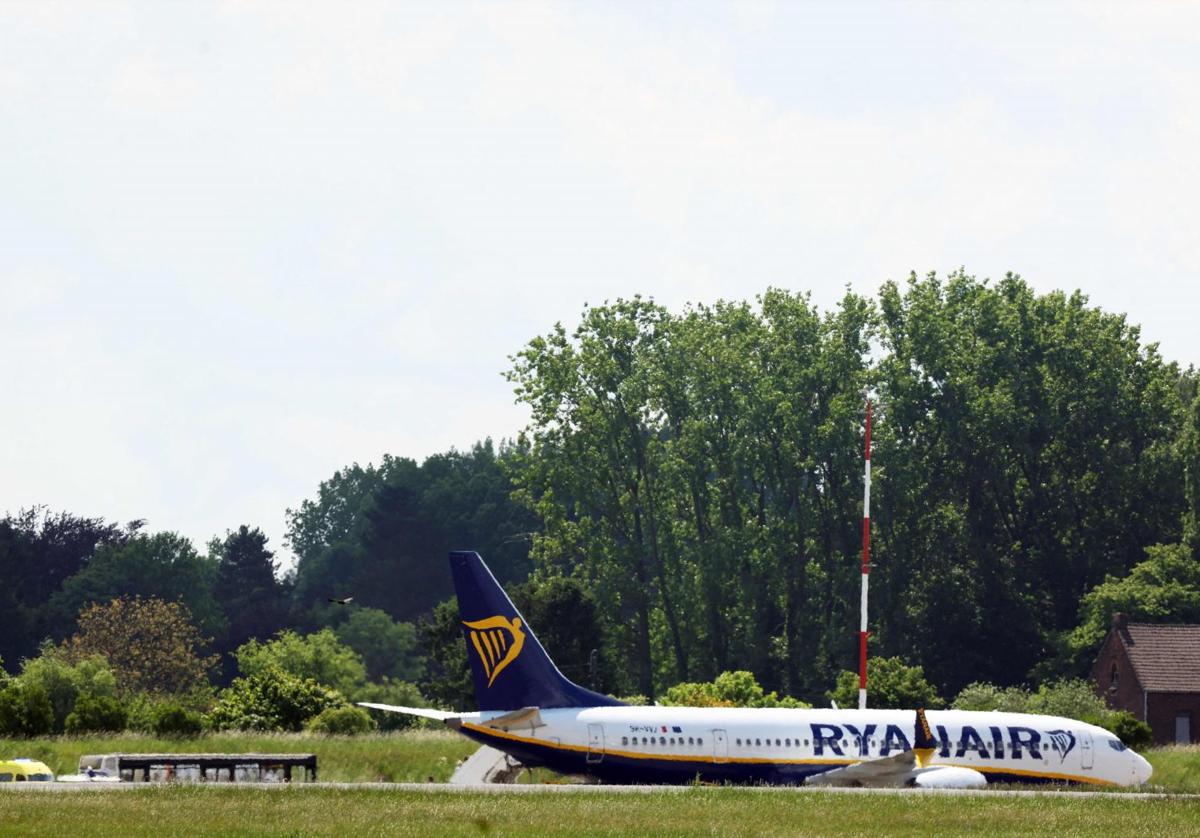 El avión de Ryanair en torno al que se ha establecido un perímetro de seguridad en el Aeropuerto de Bruselas Sur Charleroi por una amenaza de bomba.