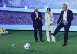 Javier Tebas, Beatriz Álvarez y Maarten Wetselaar, durante la presentación del acuerdo entre LaLiga, la Liga F y Moeve.