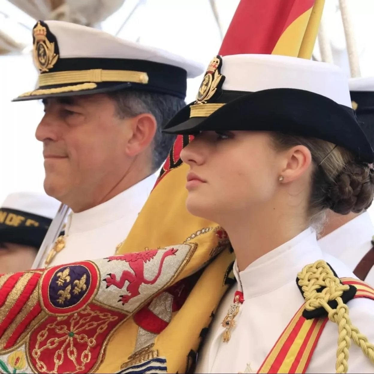 Por qué se ha puesto Leonor su condecoración más polémica en la Jura de Bandera en el mar de Cartagena de Indias