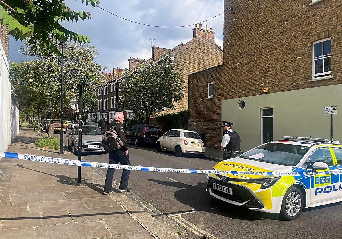 La Policía acordonó la calle de Kentish Town donde fue declarado uno de los incendios.