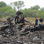 Rescatistas inspeccionan el lugar del accidente del MH17 en 2014.