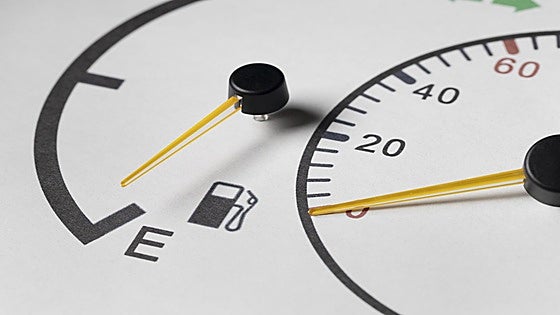 La caída del precio del crudo provoca la bajada de los combustibles