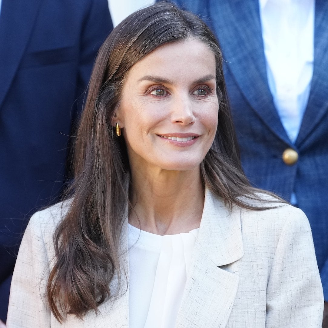 La reina Letizia tiene el look de oficina más inspirador para entretiempo: así es el traje rústico que ha llevado en una reunión de trabajo