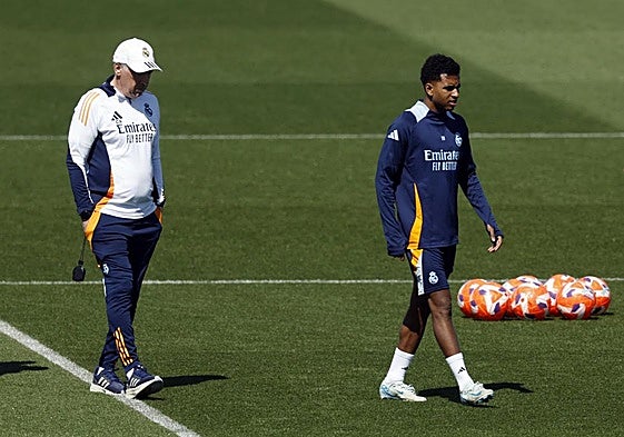 Rodrygo camina delante de Ancelotti antes de retirarse del entrenamiento que el Real Madrid llevó a cabo este martes.