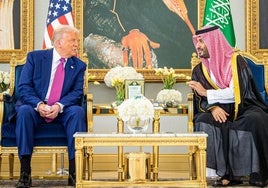 El príncipe heredero, Mohamed bin Salmán, dan la bienvenida a Donald Trump a su llegada este martes a Riad.