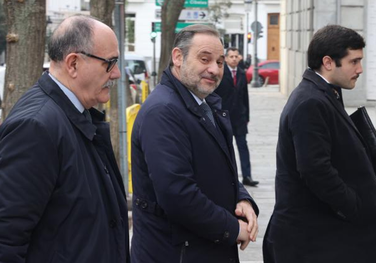 José Luis Ábalos a la entrada del TS