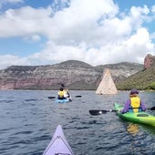 Piragüistas navegan esta semana en el pantano de Sau (Barcelona), junto a la iglesia de Sant Romà, donde ya solo se ve el tejado del campanario.
