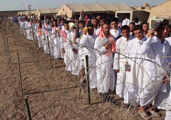 Detenidos iraquíes esperan en fila a ser puestos en libertad de la cárcel de Abu Graib, al oeste de Bagdad.