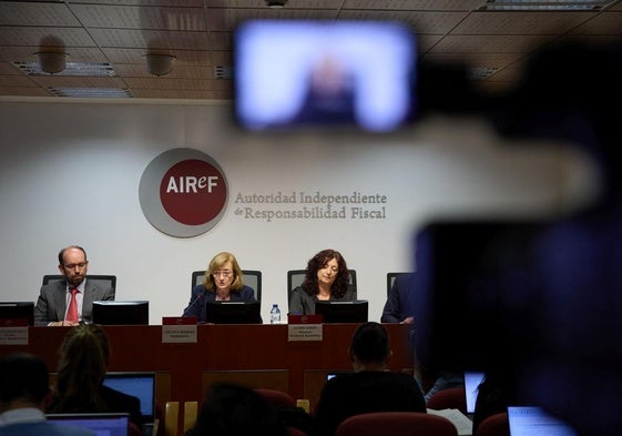 La Autoridad Fiscal recela del optimismo del Gobierno con la guerra comercial y recorta su previsión de crecimiento
