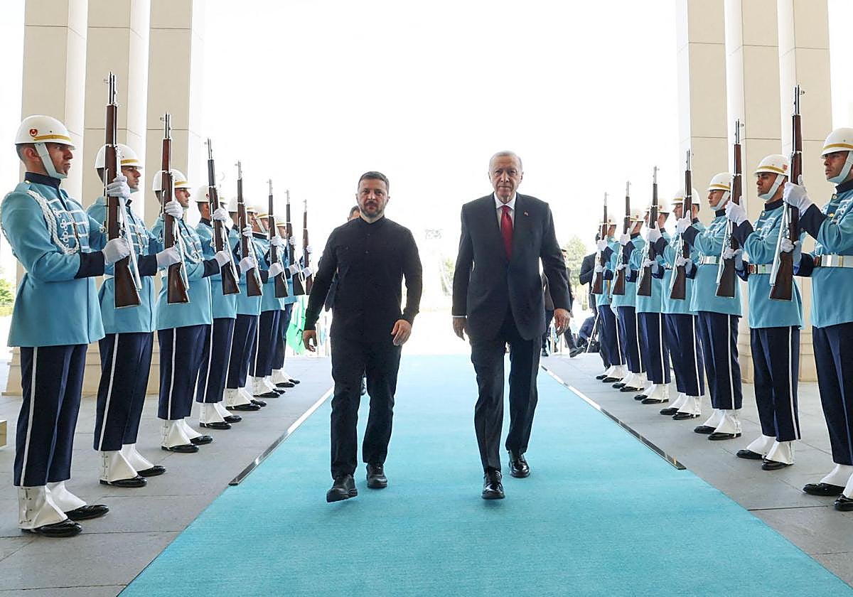 Los presidentes de Ucrania, Volodímir Zelenski, y de Turquía, Recep Tayyip Erdogan, este jueves, en Ankara.