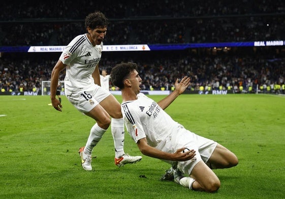 El canterano del Real Madrid Jacobo Ramón celebra junto a Jesús Vallejo el gol de la victoria blanca en el descuento.
