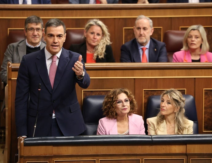 El presidente del Gobierno, Pedro Sánchez, este miércoles en el Congreso junto a las vicepresidentas María Jesús Montero y Yolanda Díaz.
