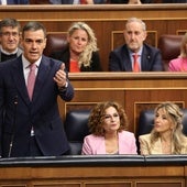 El presidente del Gobierno, Pedro Sánchez, este miércoles en el Congreso junto a las vicepresidentas María Jesús Montero y Yolanda Díaz.