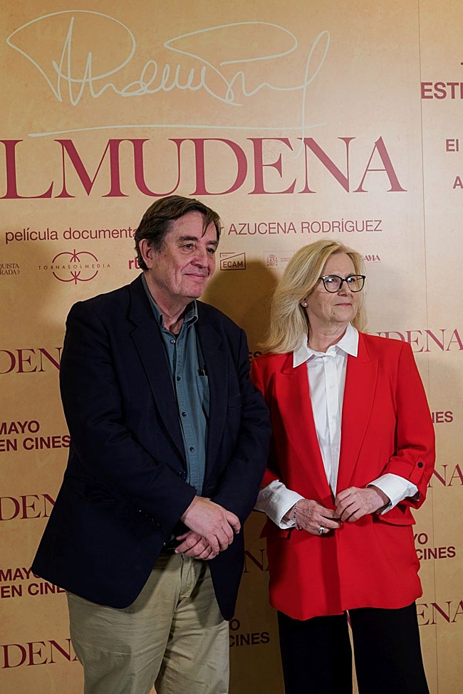 Luis García Montero, viudo de Almudena Grandes, y Azucena Rodríguez, directora del documental.