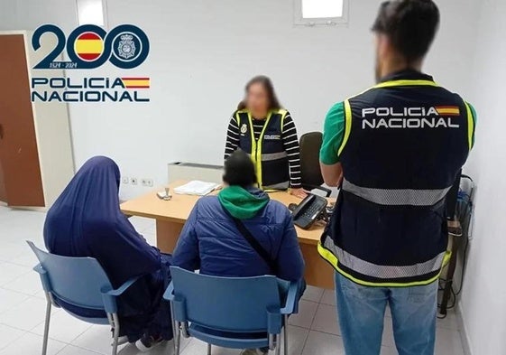 Progenitores detenidos en la comisaría de la Policía Nacional.