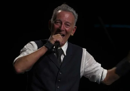 Bruce Springsteen en el arranque de su concierto de anoche en Mánchester.