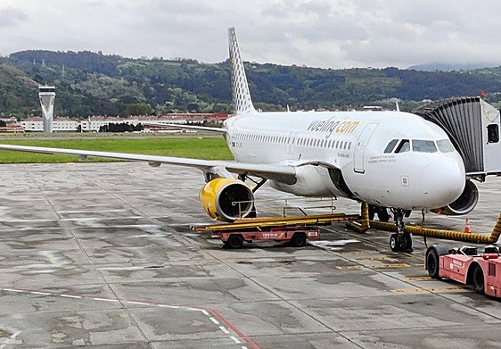 Un avión recibiendo pasajeros en un aeropuerto.
