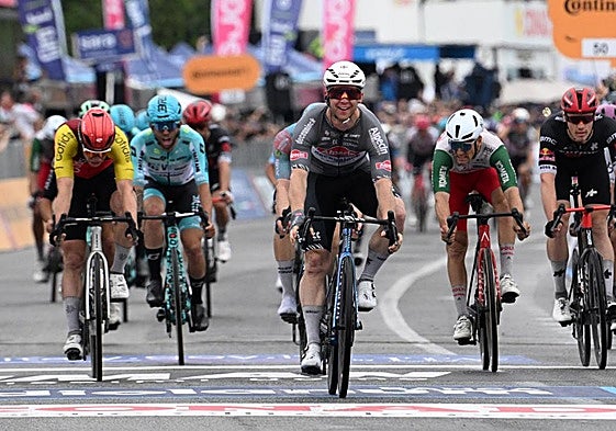 Kaden Groves cruza la línea de meta en Nápoles.