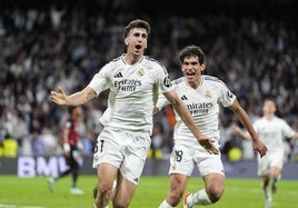 Jacobo Ramón celebra junto a Jesús Vallejo el gol que sirvió para que el Real Madrid tumbase el miércoles al Mallorca.