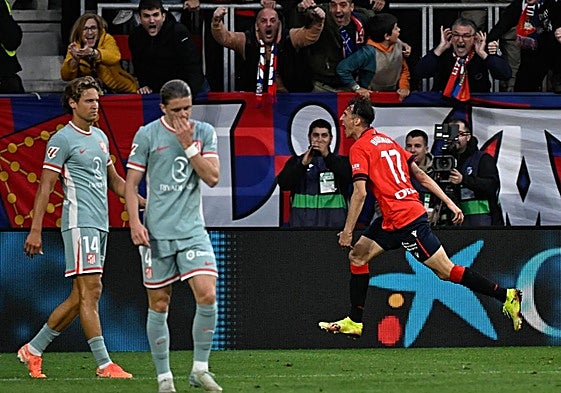 Ante Budimir celebra su gol ante la decepción de Llorente y Gallagher.