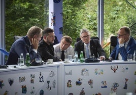 El polaco Donald Tusk, el ucraniano Volodímir Zelenski, el francés Emmanuel Macron, el 'premier' Keir Starmer y el canciller Friedrich Merz conversan por teléfono con Donald Trump.