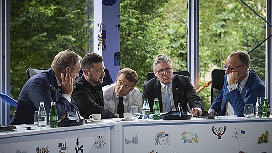 Europa arropa a Zelenski y castiga a Putin con más sanciones y un golpe al sector energético