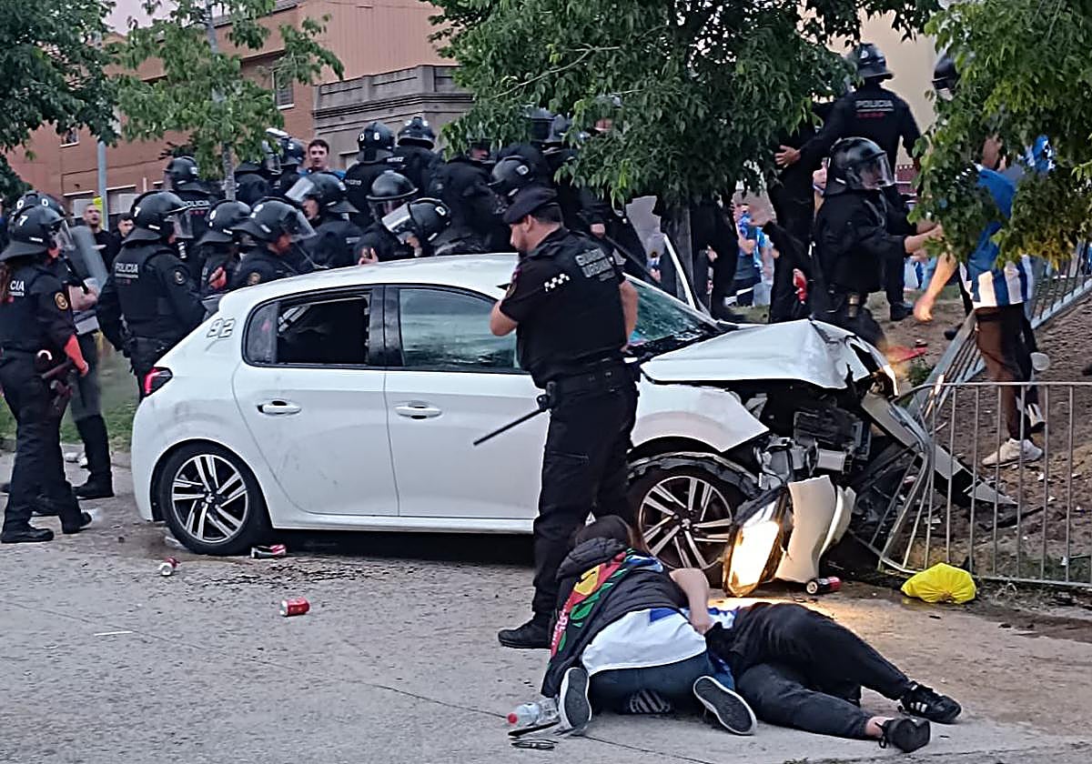 Una de las personas atropelladas es atendida por otra.