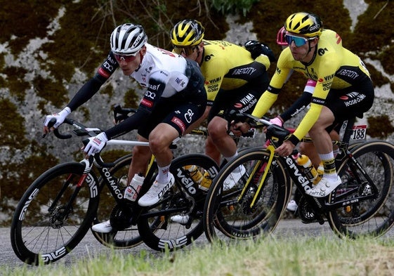 Juan Ayuso da el golpe en la primera llegada de montaña del Giro