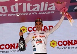 Juan Ayuso, en el podio tras ganar la séptima etapa del Giro.