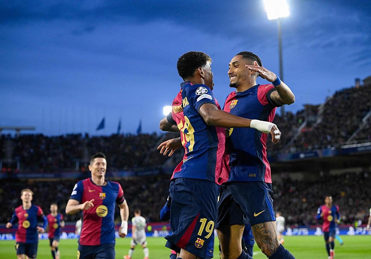 Lamine Yamal y Raphinha celebran un gol, con Lewandowski corriendo hacia ellos.
