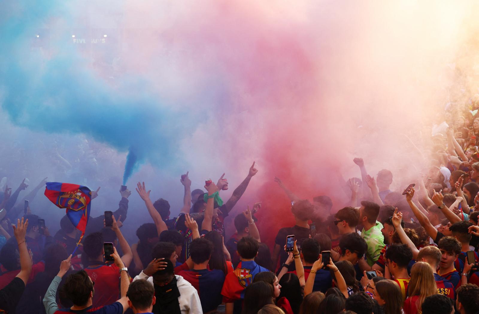 El Barça festeja la Liga por las calles de la Ciudad Condal