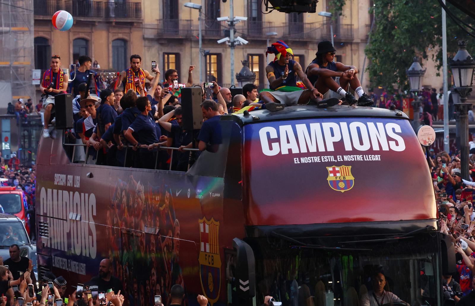 El Barça festeja la Liga por las calles de la Ciudad Condal