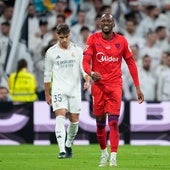 Asencio y Lukebakio, durante el Real Madrid-Sevilla de la primera vuelta.