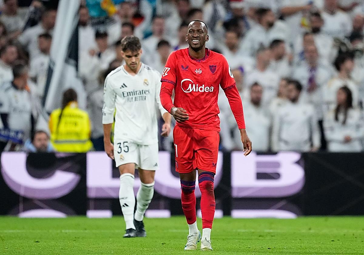 Asencio y Lukebakio, durante el Real Madrid-Sevilla de la primera vuelta.