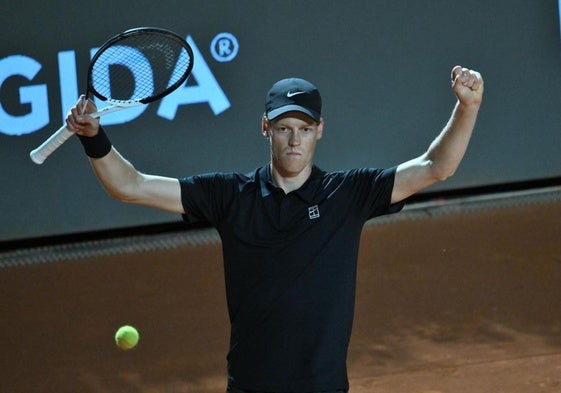 El italiano Jannik Sinner celebra este viernes en Roma su pase a la final del torneo.