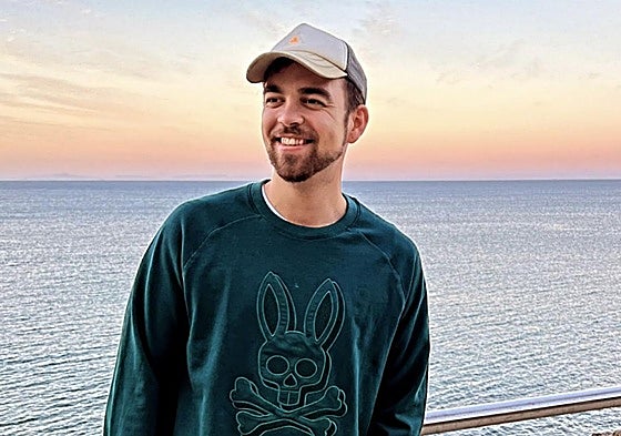 Carlos empezó a tomar las pastillas para la alopecia en 2021.