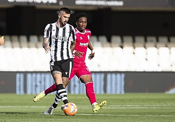 El Cartagena vence al Tenerife en el duelo de descendidos