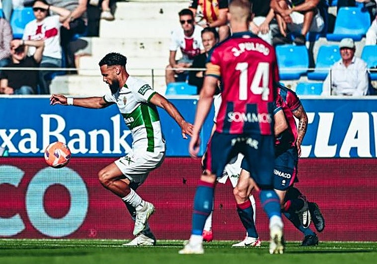 La remontada del Huesca al Elche aprieta al máximo la pelea por el ascenso